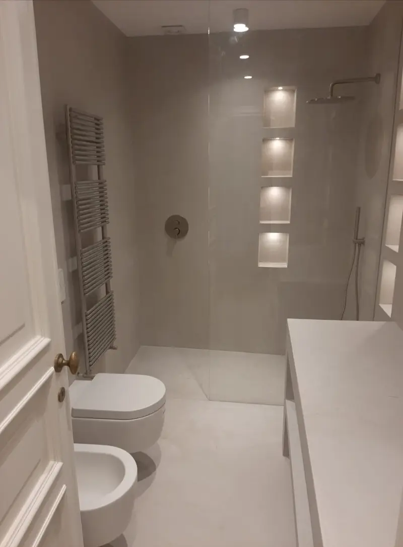 Bagno con sanitari sospesi e doccia a filo pavimento